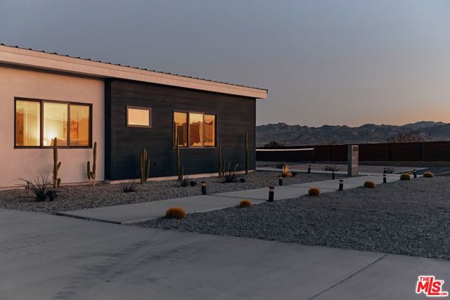 4375 Border Avenue, Joshua Tree CA: https://media.crmls.org/mediaz/5cfb4e0c-a2b2-4d28-87f4-6f468e60cc40.jpg