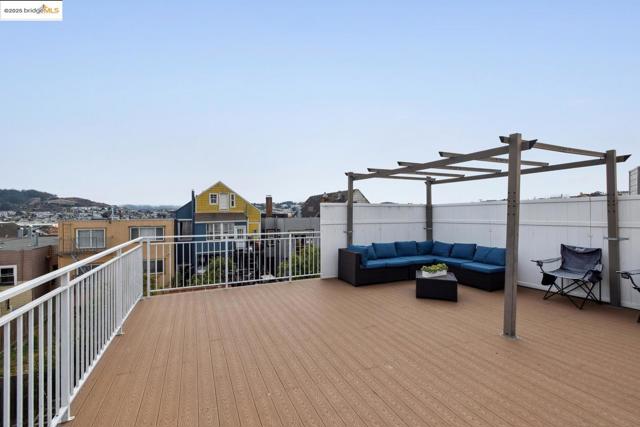 1537 Revere AVE, San Francisco CA: https://media.crmls.org/mediaz/5cfb66e3-6263-4738-9e5c-da1a716b35a0.jpg