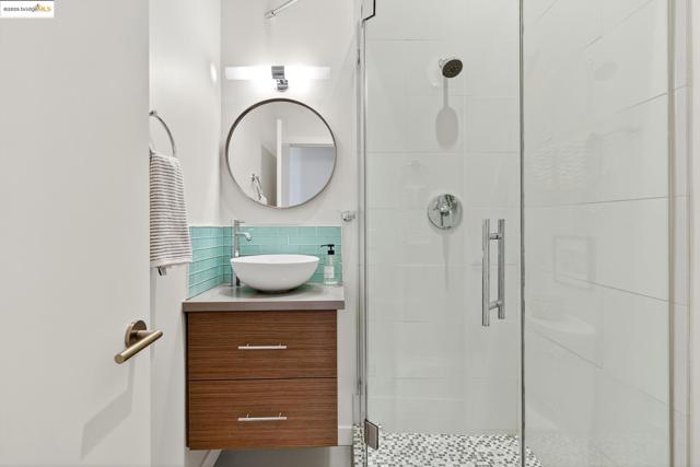 678 Walavista Ave, Oakland CA: https://media.crmls.org/mediaz/5cfbf3f6-d0f0-4745-9490-31a60c98dc54.jpg