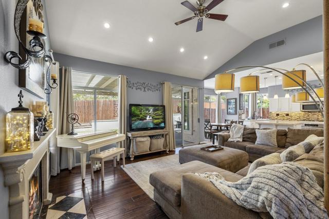 838 Masters Dr, Oceanside CA: https://media.crmls.org/mediaz/5cfc5d20-16bc-4d87-8094-419004d396dd.jpg