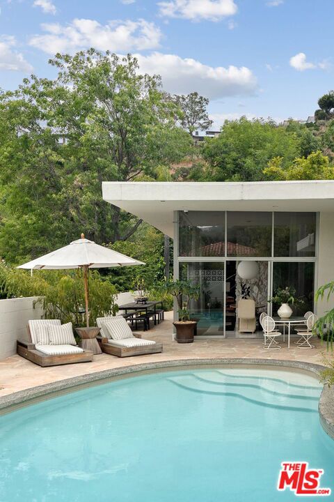 11513 Dona Cecilia Drive, Studio City CA: https://media.crmls.org/mediaz/5cfd159f-514e-4b6c-a321-32cfff2c89cc.jpg