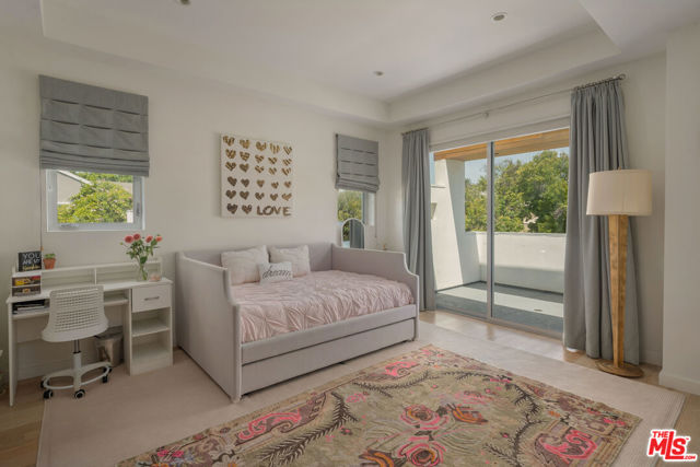 633 N Laurel Avenue, Los Angeles CA: https://media.crmls.org/mediaz/5cfdc47b-936b-42a1-ae3c-1110e8785979.jpg
