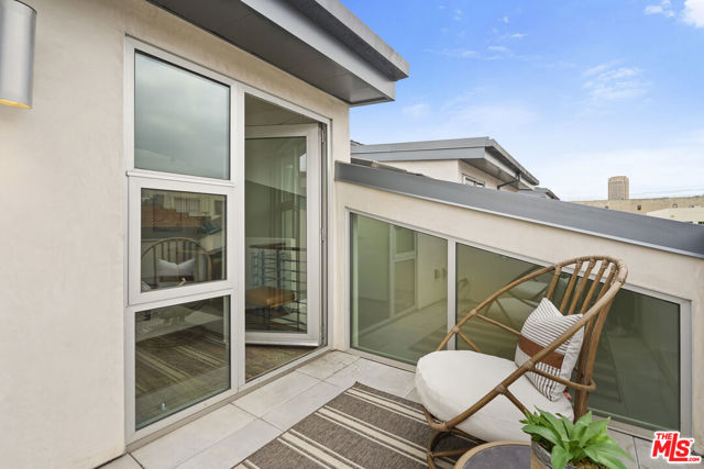 940 E 2nd Street, Los Angeles CA: https://media.crmls.org/mediaz/5cfe52b5-fdc8-4254-8ae7-76c274ac004b.jpg