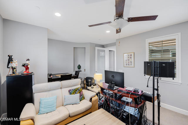 6923 Ridgemark Court, Moorpark CA: https://media.crmls.org/mediaz/5cfedd83-e421-49d1-9801-66ef310d5b5c.jpg