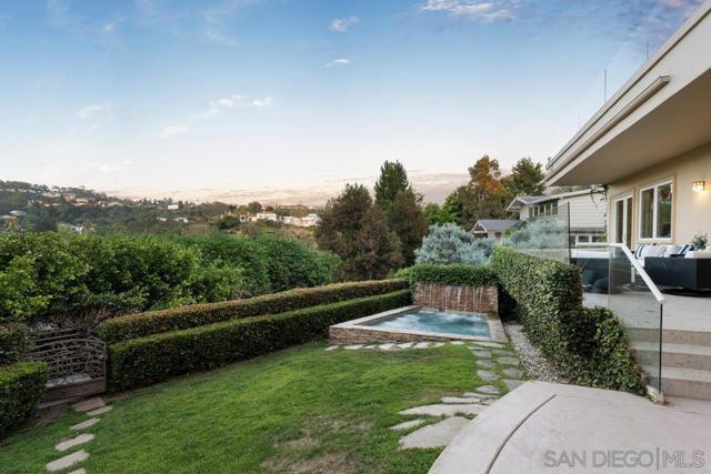 6617 Muirlands Dr, La Jolla CA: https://media.crmls.org/mediaz/5cff970c-7bb4-4832-890e-bf64bf5e65b0.jpg