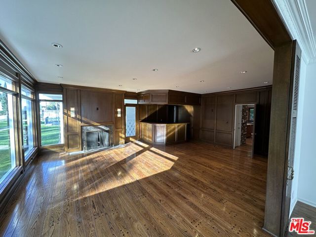 619 N Canon Drive, Beverly Hills CA: https://media.crmls.org/mediaz/5cffd5bb-8f83-4d14-9dc3-f6ae1fedd89a.jpg