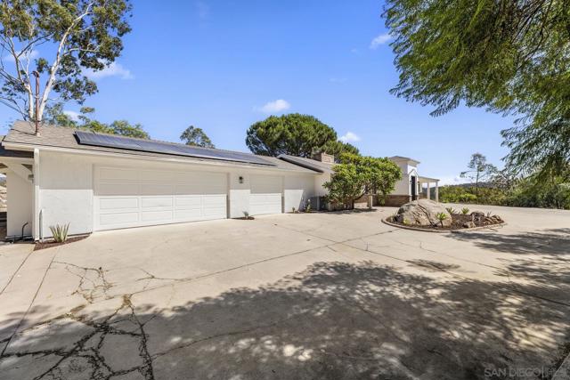 38795 Harris Truck Trail, Fallbrook CA: https://media.crmls.org/mediaz/5d000a7b-1277-4158-a895-33eb19566884.jpg