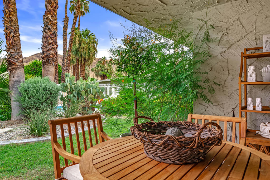 https://media.crmls.org/mediaz/5d005a9f-e63c-4b8e-908f-99f67a37d0d1.jpg?preset=X-Large
