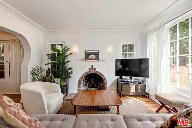 3484 Oak Glen Drive, Los Angeles CA: https://media.crmls.org/mediaz/5d03160f-b3ce-44a0-926c-6c95601a30cc.jpg