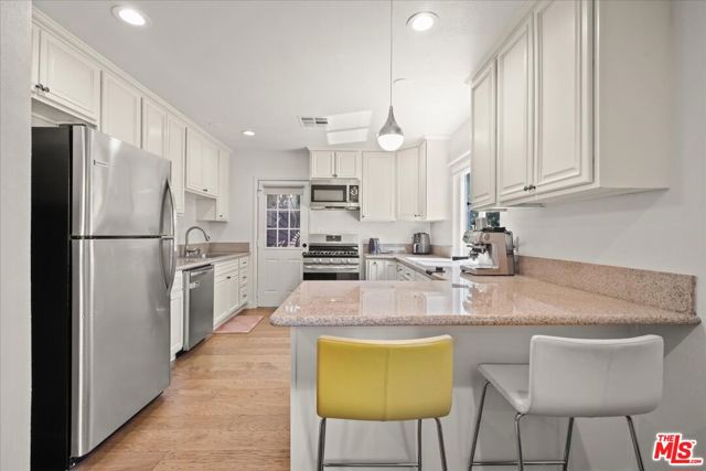 7427 Cleon Avenue, Sun Valley CA: https://media.crmls.org/mediaz/5d0317c8-3406-4712-a4e0-975b716fdc09.jpg