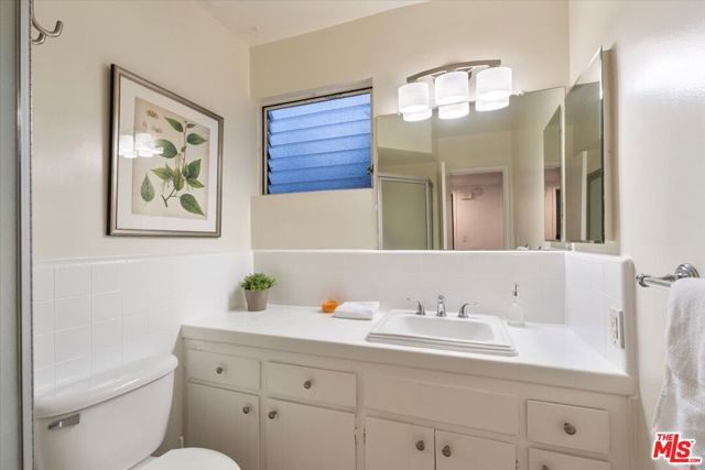 1101 Lincoln Boulevard, Santa Monica CA: https://media.crmls.org/mediaz/5d031eba-1434-4460-82c6-e1beea05f462.jpg