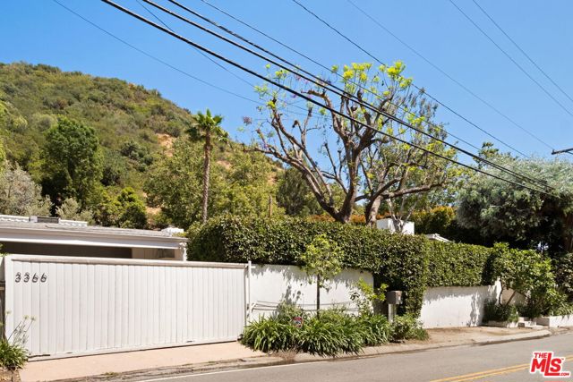 3366 Mandeville Canyon Road, Los Angeles CA: https://media.crmls.org/mediaz/5d035d88-c767-480c-8c61-9e1bb669a5e7.jpg