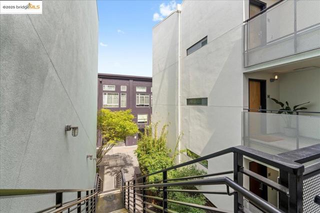 1201 Pine St, Oakland CA: https://media.crmls.org/mediaz/5d03efcc-9f23-48cc-b3df-69830096e81a.jpg