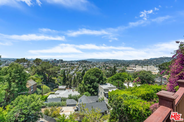 3928 Clayton Avenue, Los Angeles CA: https://media.crmls.org/mediaz/5d04a340-5cf8-4ced-b6e6-4f1ce5dede2a.jpg
