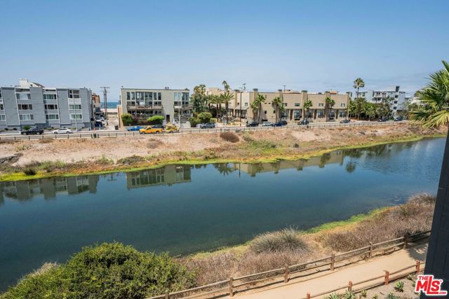 4611 Roma Court, Marina del Rey CA: https://media.crmls.org/mediaz/5d04eaf5-d44c-4ea4-946b-94a1a0bd368e.jpg