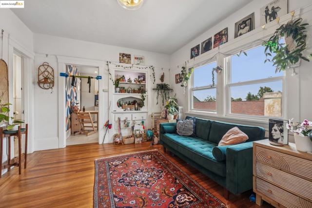 747 St, Oakland CA: https://media.crmls.org/mediaz/5d0501f2-061d-4524-b7c3-5b26e2dd1c4f.jpg