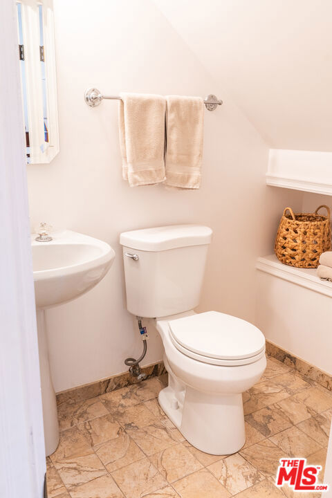2434 Cazaux Place, Los Angeles CA: https://media.crmls.org/mediaz/5d05d33d-c573-4c83-8395-8e38c8c55cd5.jpg