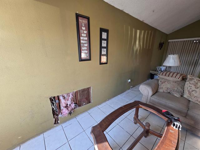 1323 Cornet Pl, San Diego CA: https://media.crmls.org/mediaz/5d06bd93-4ee2-4208-a1c9-2afd20bd4da3.jpg