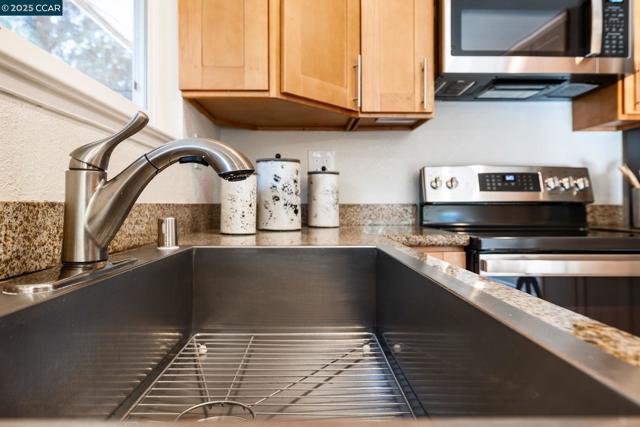 9 Glen Dr, Fairfax CA: https://media.crmls.org/mediaz/5d06d312-34f9-4103-b382-ad74585d465f.jpg