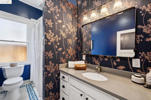 1042 Santa Clara Ave, Alameda CA: https://media.crmls.org/mediaz/5d09ceb5-74aa-42f9-bf0c-318821301165.jpg