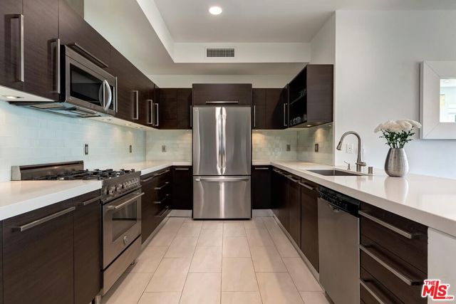 855 N Croft Avenue, Los Angeles CA: https://media.crmls.org/mediaz/5d09e8dc-ded5-4b43-8cf9-1cfa0c989b70.jpg