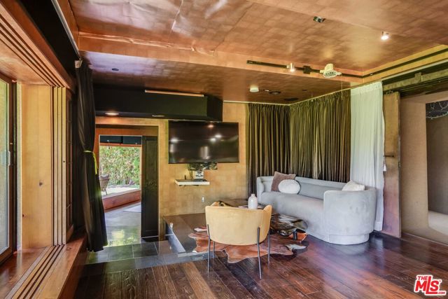2528 Dearborn Drive, Los Angeles CA: https://media.crmls.org/mediaz/5d0a541f-04d7-4364-9b20-2f26439bef9d.jpg