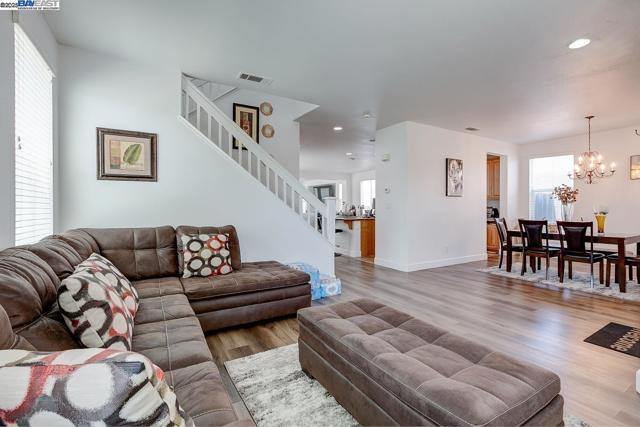 53 Puffin Cir, Oakley CA: https://media.crmls.org/mediaz/5d0ccbd6-f08d-4de1-bd94-7d1bce5e0e6e.jpg