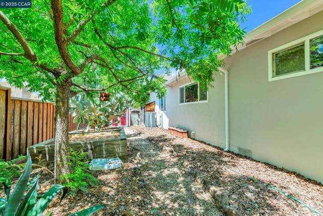 49 Terra Bella Dr, Walnut Creek CA: https://media.crmls.org/mediaz/5d0df25b-62d3-4a99-9f39-ed0619243107.jpg