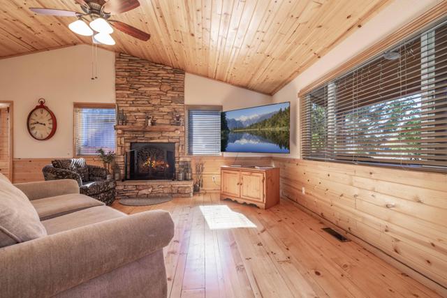 1239 E Alpinview Drive, Big Bear CA: https://media.crmls.org/mediaz/5d0e13fe-5d19-45db-bc0b-4626a03fbd7f.jpg