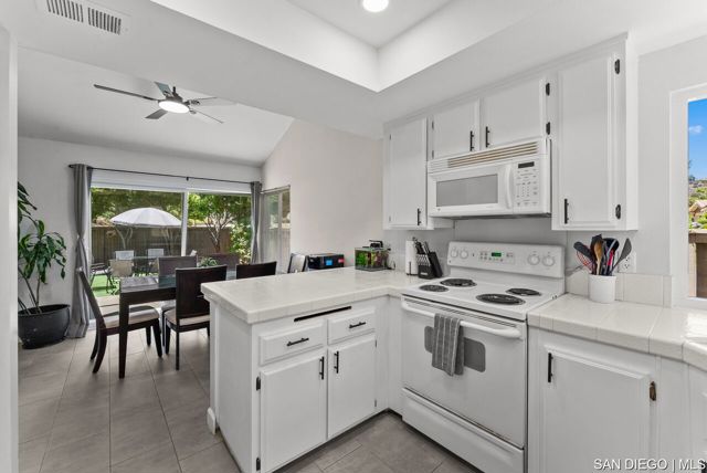 4309 Diegos CT, Fallbrook CA: https://media.crmls.org/mediaz/5d0e43a2-fcec-4a8c-aab2-396e9140a293.jpg