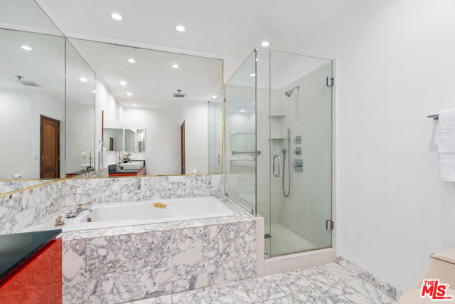 9249 Burton Way, Beverly Hills CA: https://media.crmls.org/mediaz/5d0fecf0-8289-4a56-b882-7b55efddda4e.jpg