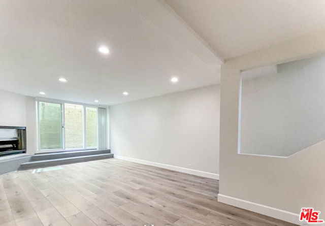 942 7th Street, Santa Monica CA: https://media.crmls.org/mediaz/5d102ead-ec0f-461d-aed6-886855a4d267.jpg