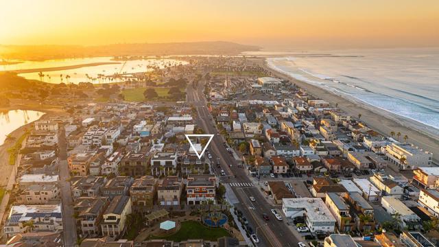 807 Santa Barbara Pl, San Diego CA: https://media.crmls.org/mediaz/5d112908-320a-4ee6-9664-32b0d1152a46.jpg