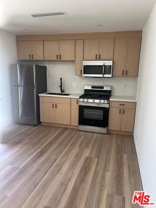 7669 Beeman Avenue, North Hollywood CA: https://media.crmls.org/mediaz/5d113fb2-6076-4b01-bec6-deb4d6d85339.jpg