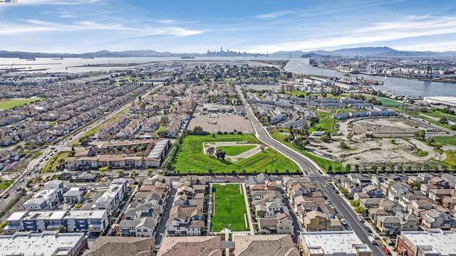 2683 5Th St, Alameda CA: https://media.crmls.org/mediaz/5d115b42-849b-4eca-b347-54443b7decf8.jpg