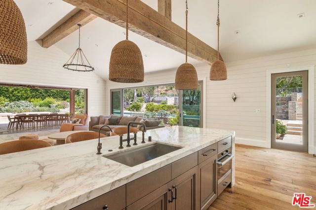 937 & 935 Las Lomas Avenue, Pacific Palisades CA: https://media.crmls.org/mediaz/5d11d808-fffc-44ed-a518-549751c1f487.jpg