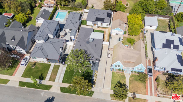 824 N Lima Street, Burbank CA: https://media.crmls.org/mediaz/5d1223ef-645e-4446-85c7-affe4453c5d2.jpg