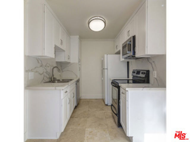 2884 Sawtelle Boulevard, Los Angeles CA: https://media.crmls.org/mediaz/5d12c75e-b6fd-4281-a52a-a85008432009.jpg