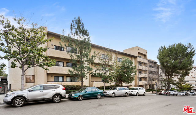 10982 ROEBLING Avenue, Los Angeles CA: https://media.crmls.org/mediaz/5d12cd15-49fe-438a-bcca-6cef912ac017.jpg