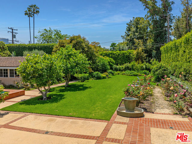 721 N Linden Drive, Beverly Hills CA: https://media.crmls.org/mediaz/5d1308c5-b227-4d53-b0ac-abf39eb492e5.jpg