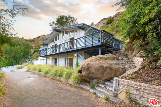 8657 Valley Flores Drive, West Hills CA: https://media.crmls.org/mediaz/5d1380cc-2b1d-47e5-8c2e-d6b060555d60.jpg
