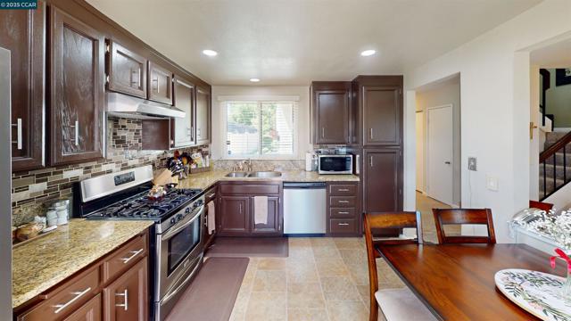 9 Aquamarine Ct, Hercules CA: https://media.crmls.org/mediaz/5d13a077-d06a-4626-9057-b5de39b8f6ff.jpg