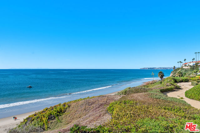 409 Arenoso Lane, San Clemente CA: https://media.crmls.org/mediaz/5d13adcd-c159-4289-ade0-099de06e4f32.jpg