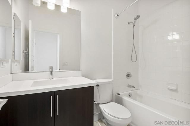 2472 Aperture Circle, San Diego CA: https://media.crmls.org/mediaz/5d13f4c4-2b40-4db3-8755-975965bc6fe7.jpg
