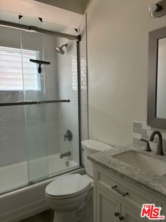 1022 N Croft Avenue, Los Angeles CA: https://media.crmls.org/mediaz/5d141d65-c385-40f6-b346-cbf62ecf3b26.jpg