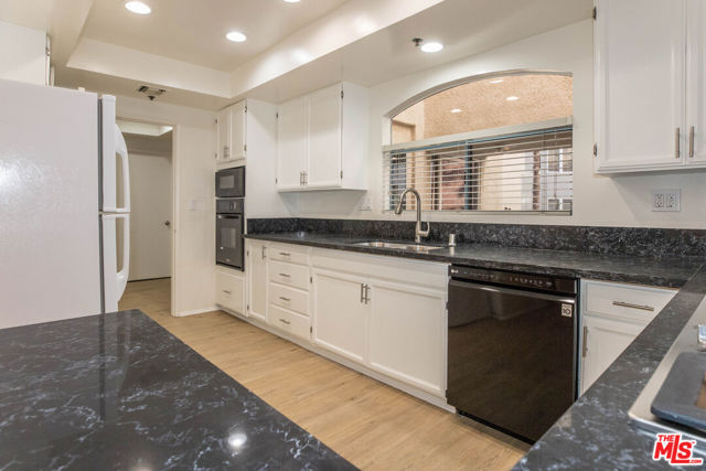 410 S Barrington Avenue, Los Angeles CA: https://media.crmls.org/mediaz/5d143ae3-6af0-4be1-8f5d-8e05a29b08a4.jpg