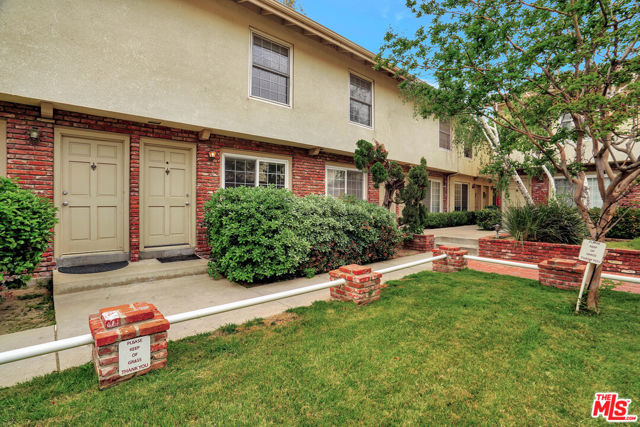 10065 De Soto Avenue, Chatsworth CA: https://media.crmls.org/mediaz/5d145098-435b-42a9-85ce-2369653b70a6.jpg