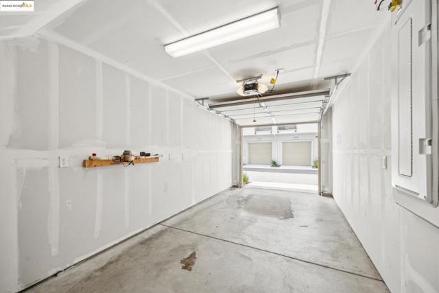 2823 Cathwood Ln, Alameda CA: https://media.crmls.org/mediaz/5d1459df-3ce5-4bab-ac2c-7fd8277c9608.jpg