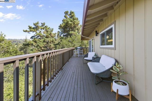 10336 Greenview Dr, Oakland CA: https://media.crmls.org/mediaz/5d153b20-e489-4751-8c9f-ef536e0301a1.jpg