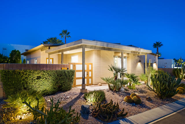 562 Skylar Lane, Palm Springs CA: https://media.crmls.org/mediaz/5d1592a8-d00d-4007-9532-8f1256adcc3b.jpg